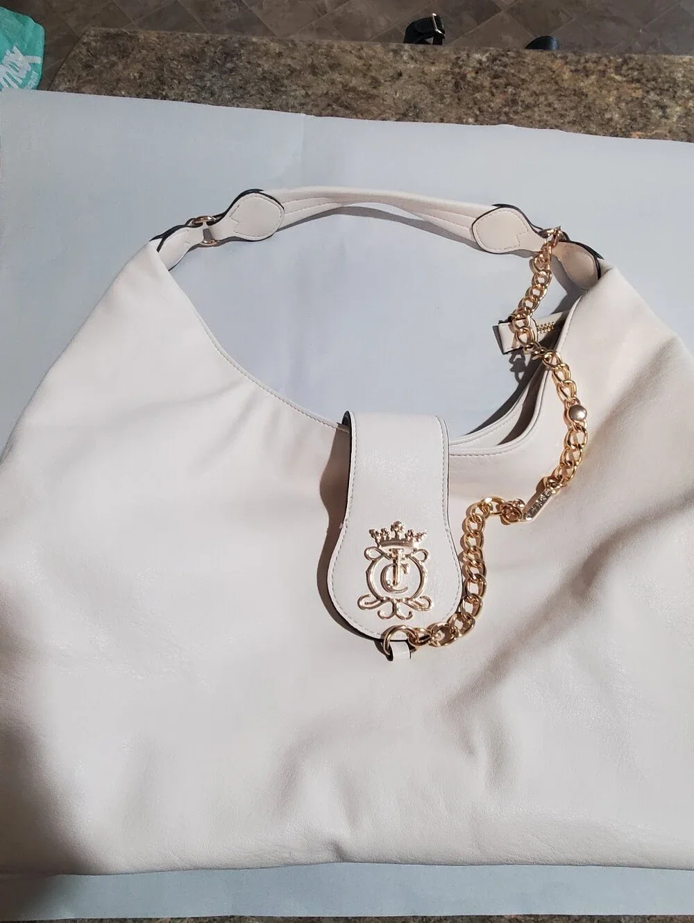 JUICY COUTURE ROYAL CREST HOBO BAG. SOFT WHITE. GOLD TONE CHAIN.